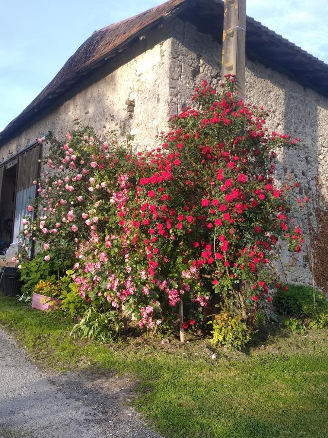 Maison De Campagne A La Ferme Pillac Екстериор снимка